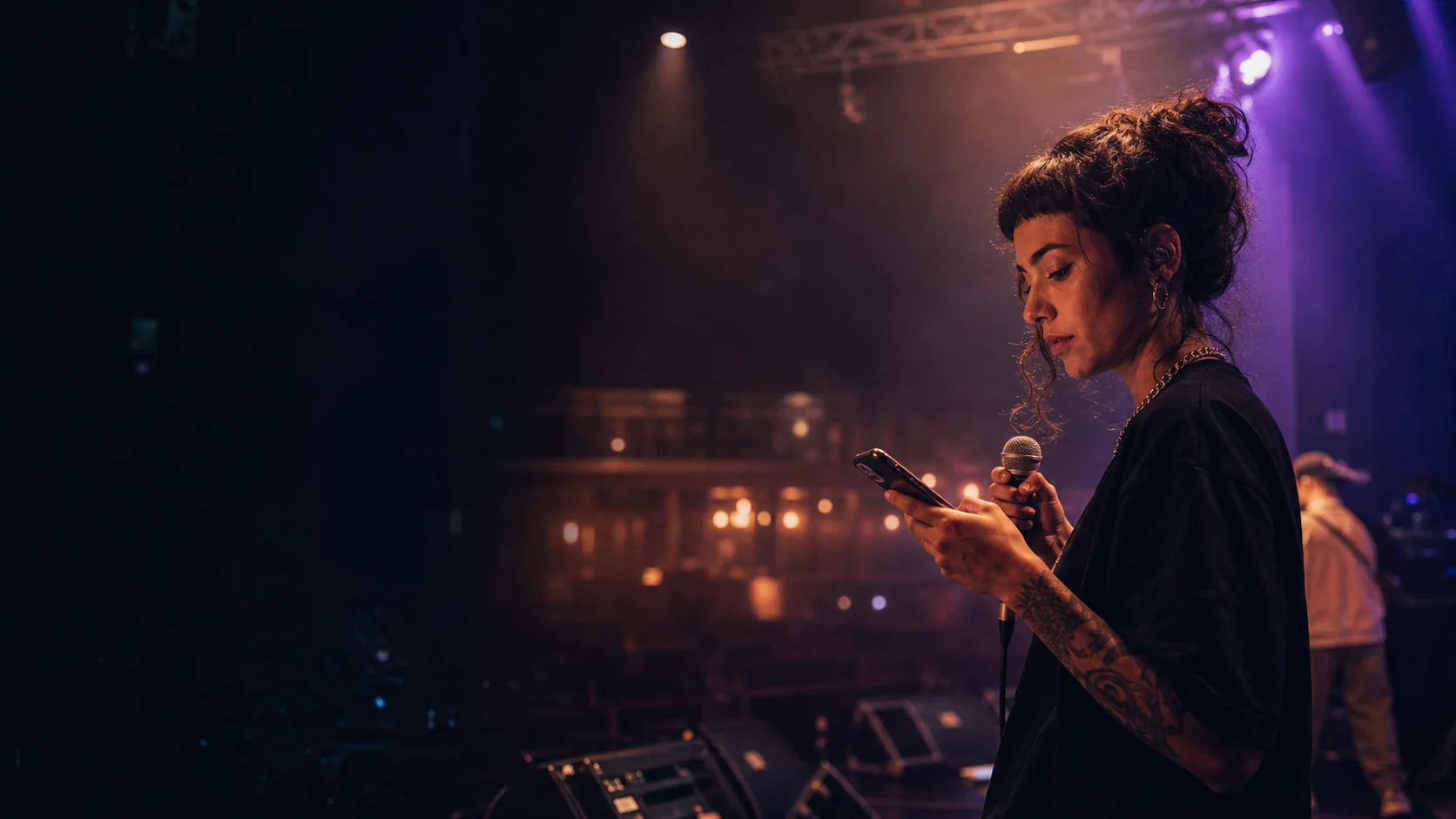 Artista brasileira planejando a divulgação do show pelo celular